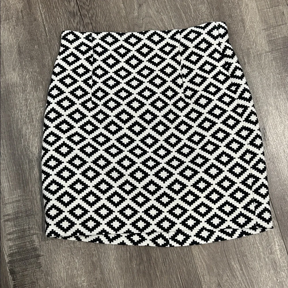 Zara Black and White‎ Geometric Mini Skirt